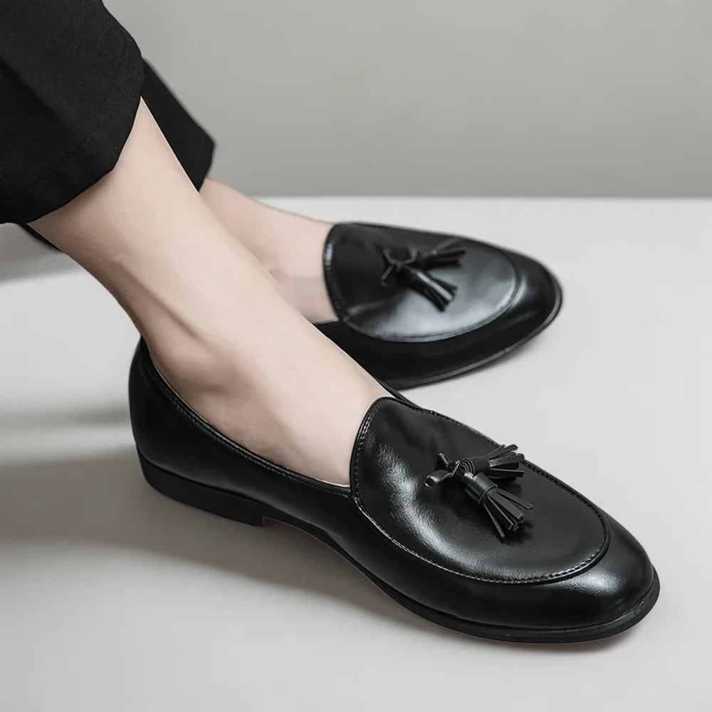 Mocassin à pompon homme vue de profil montrant les lignes épurées du design