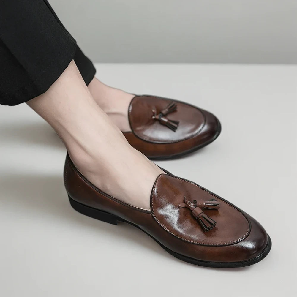 Mocassin pompon homme porté avec costume pour un look raffiné et sophistiqué