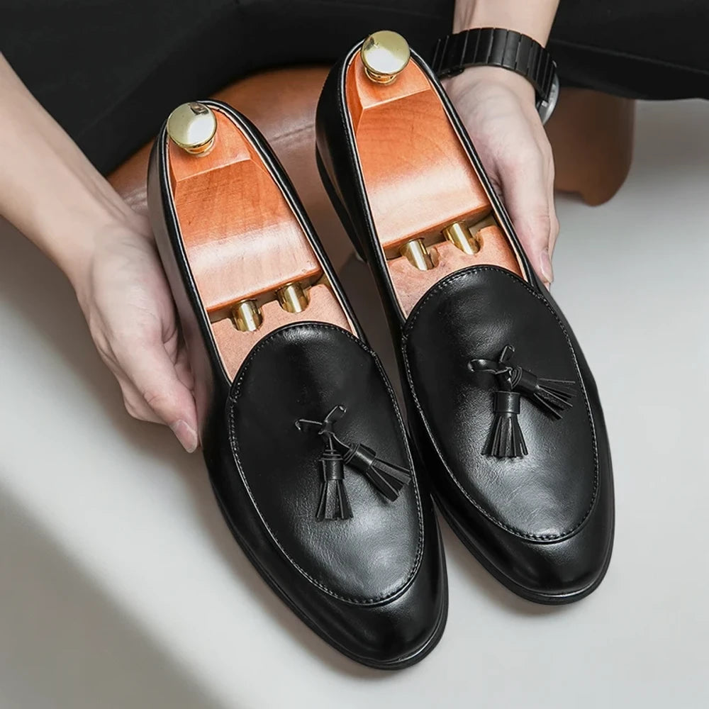 Mocassin à pompon homme en marron associé à une tenue décontractée élégante