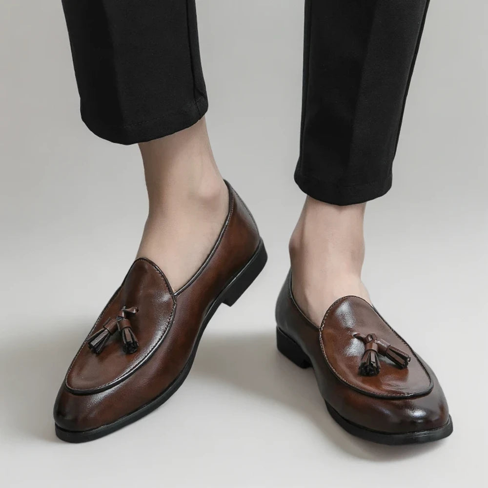 Mocassins homme pompon en noir prêt à l'emploi grâce à son système facile à enfiler