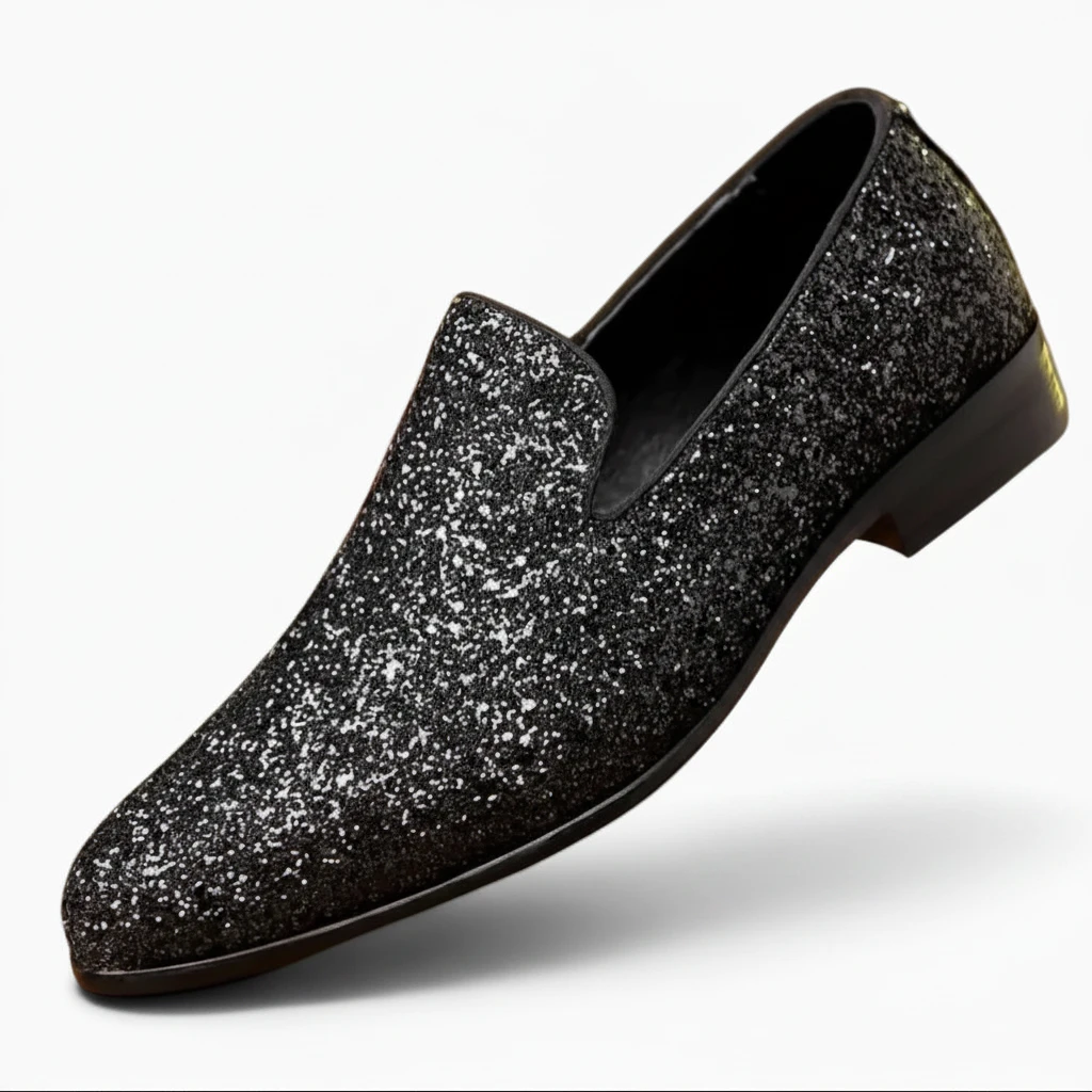 Détail du bout carré du mocassin homme, finition noire avec reflets subtils