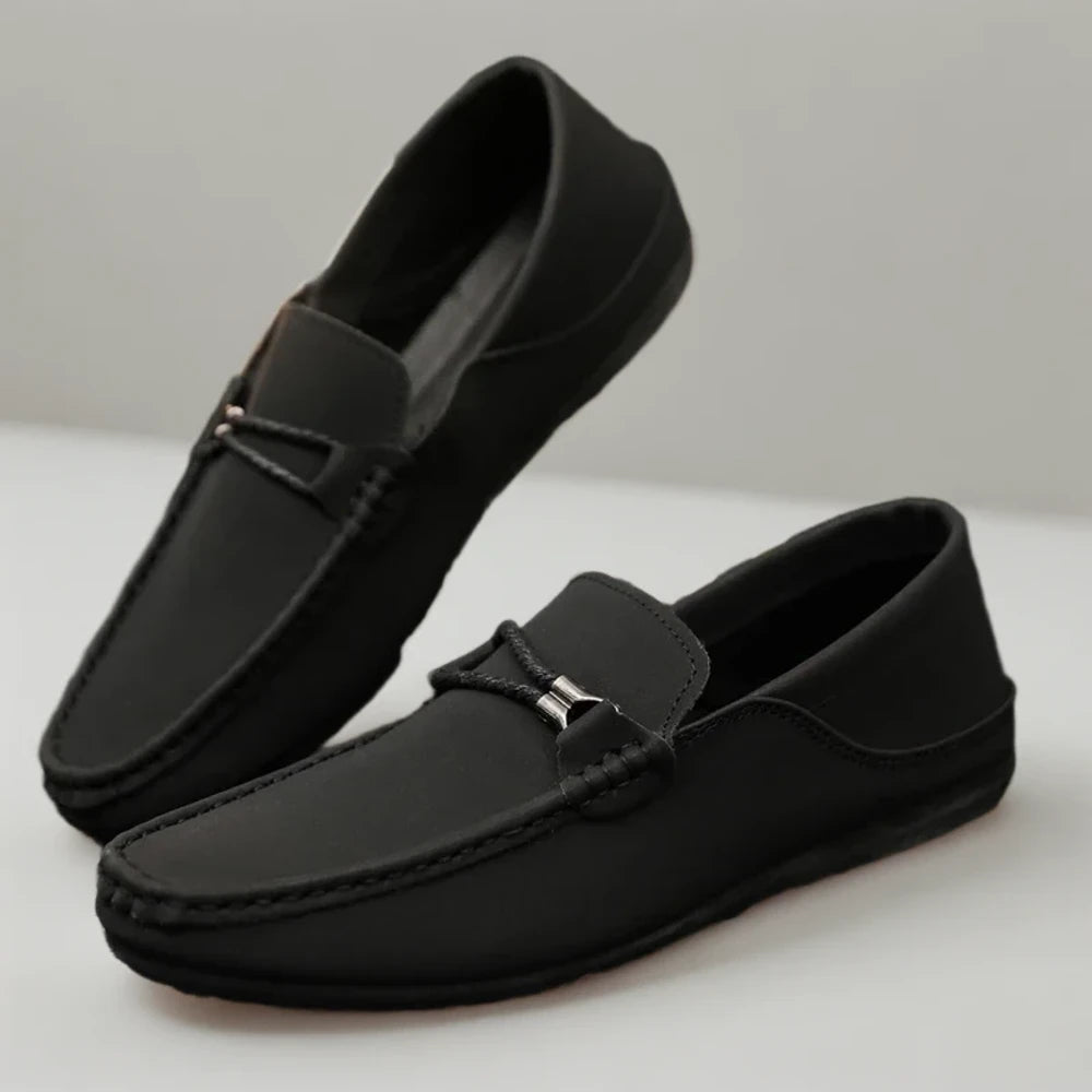 Mocassin homme promo confortable porté en tenue estivale casual