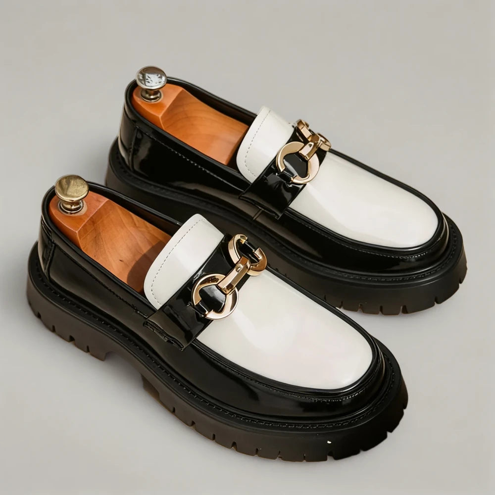 Détail de la boucle décorative mocassins homme semelle épaisse