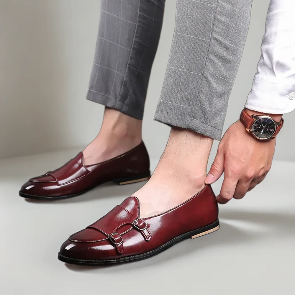Gros plan sur la double boucle et le détail de la construction du mocassin