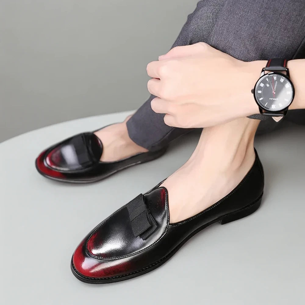 Mocassin homme semelle gomme en noir posé à plat montrant la forme