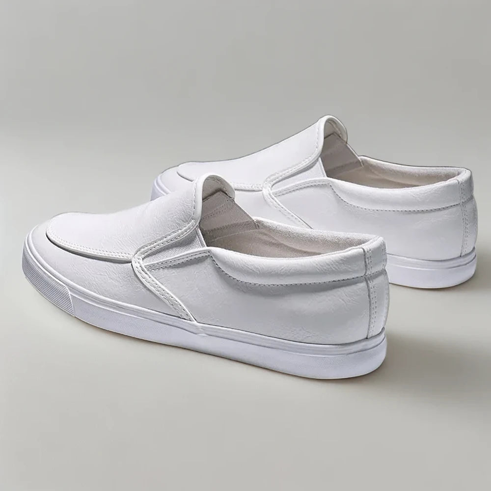 Paire de mocassin homme sport blanc présenté de face