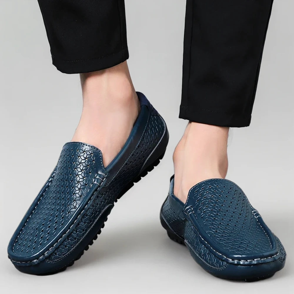 Mocassin tendance homme noir en cuir italien, ambiance lifestyle