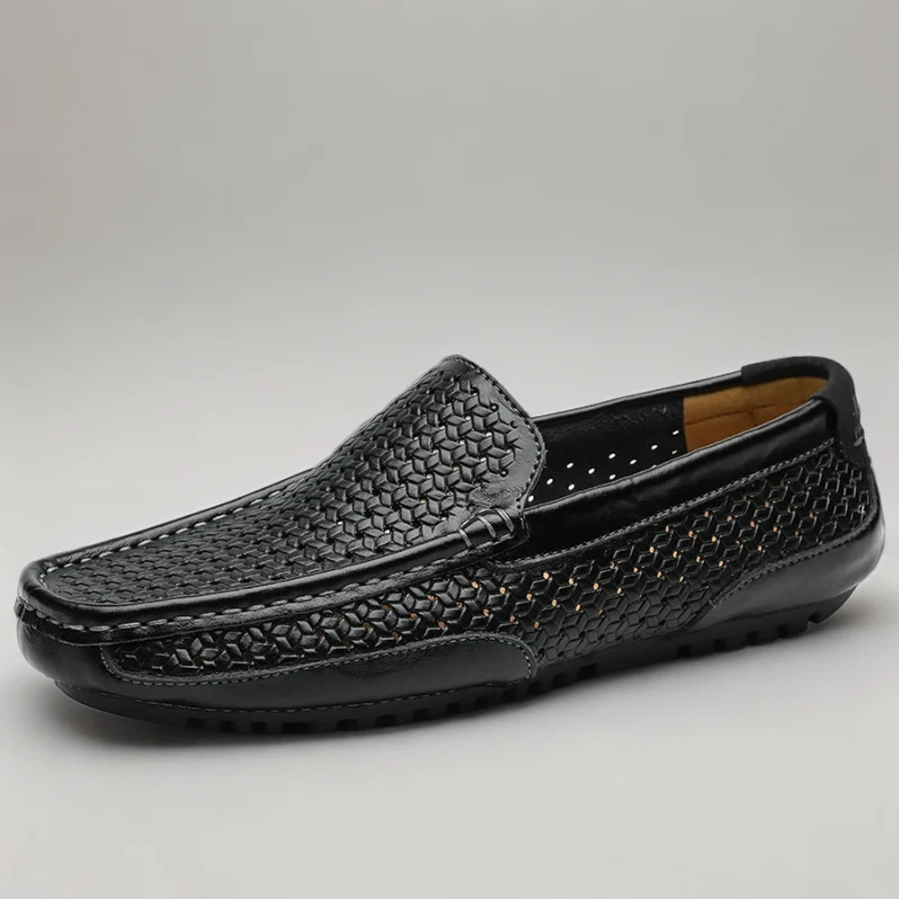 Mocassin tendance homme en cuir souple, porté en tenue décontractée