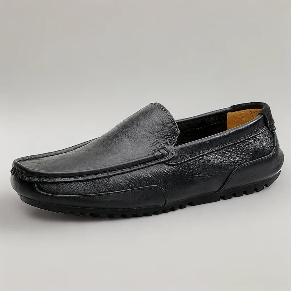Gros plan sur la texture du cuir premium du mocassin homme