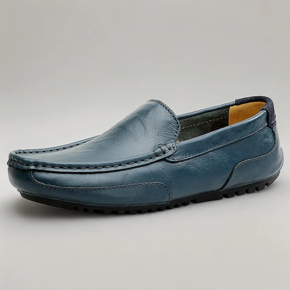 Chaussure mocassin homme tendance bleu, portée au quotidien en ville