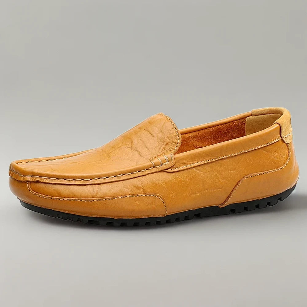Détail de l'ouverture glisser-enfiler du mocassin homme