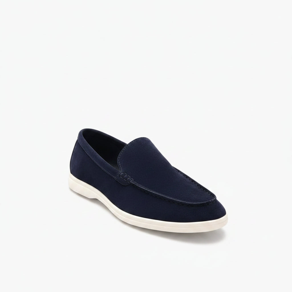 Mocassin homme velours bleu marine avec semelle blanche, vue de profil