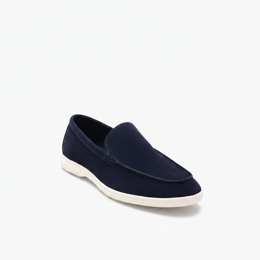 Mocassin homme velours bleu marine avec semelle blanche, vue de profil