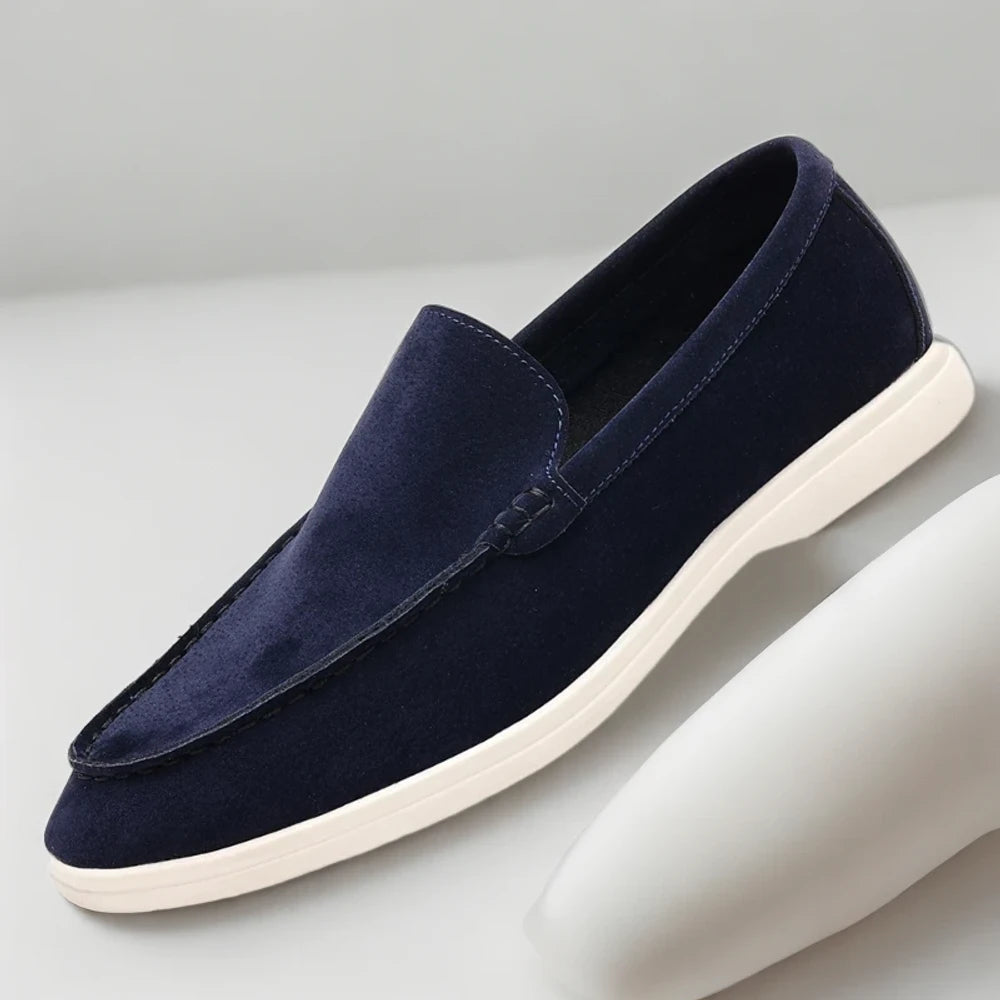 Mocassin en velour homme beige clair posé sur surface neutre