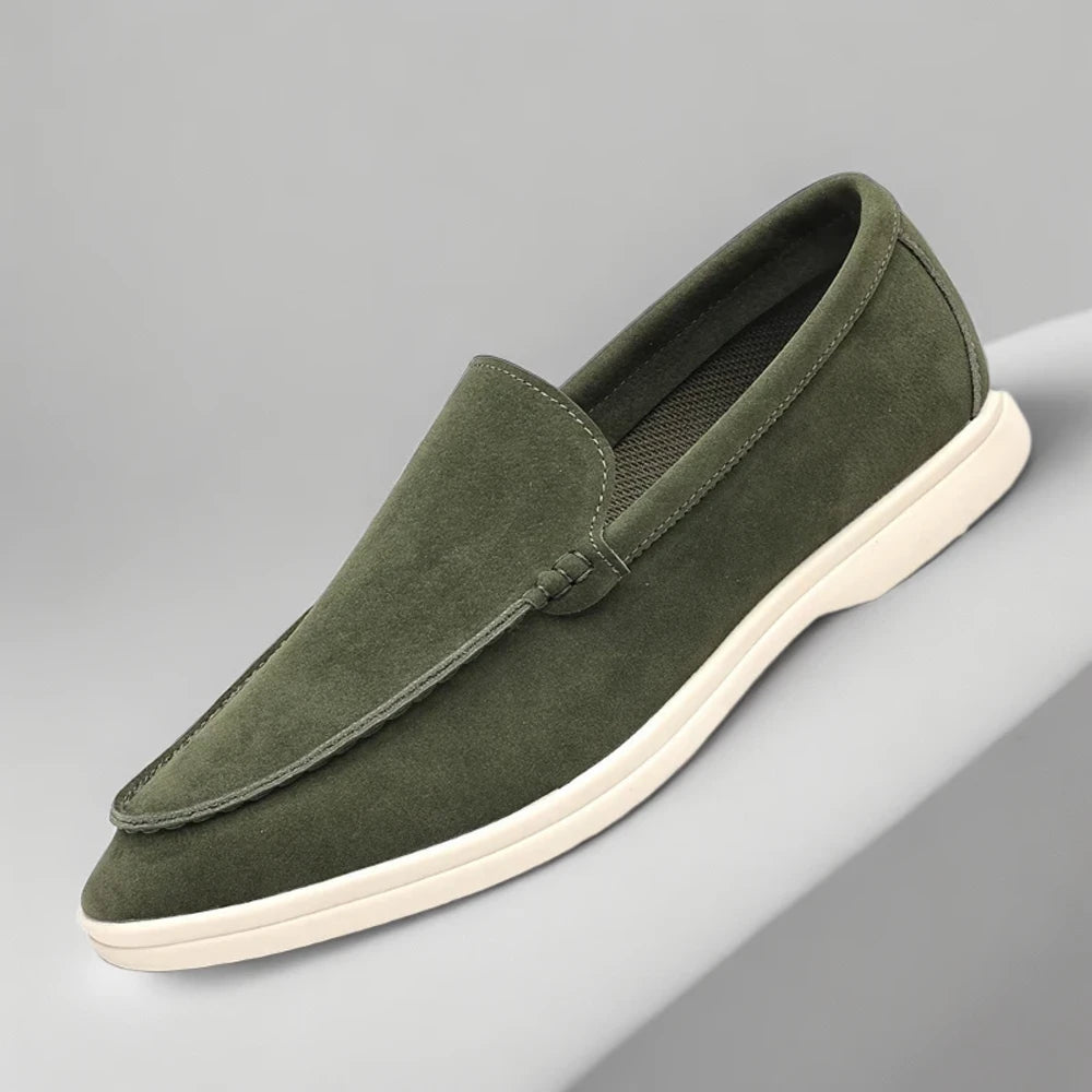 Mocassin en velour homme gris, porté au quotidien avec tenue décontractée
