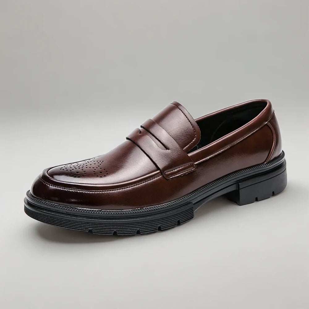 Mocassins homme vernis disponibles en marron et noir