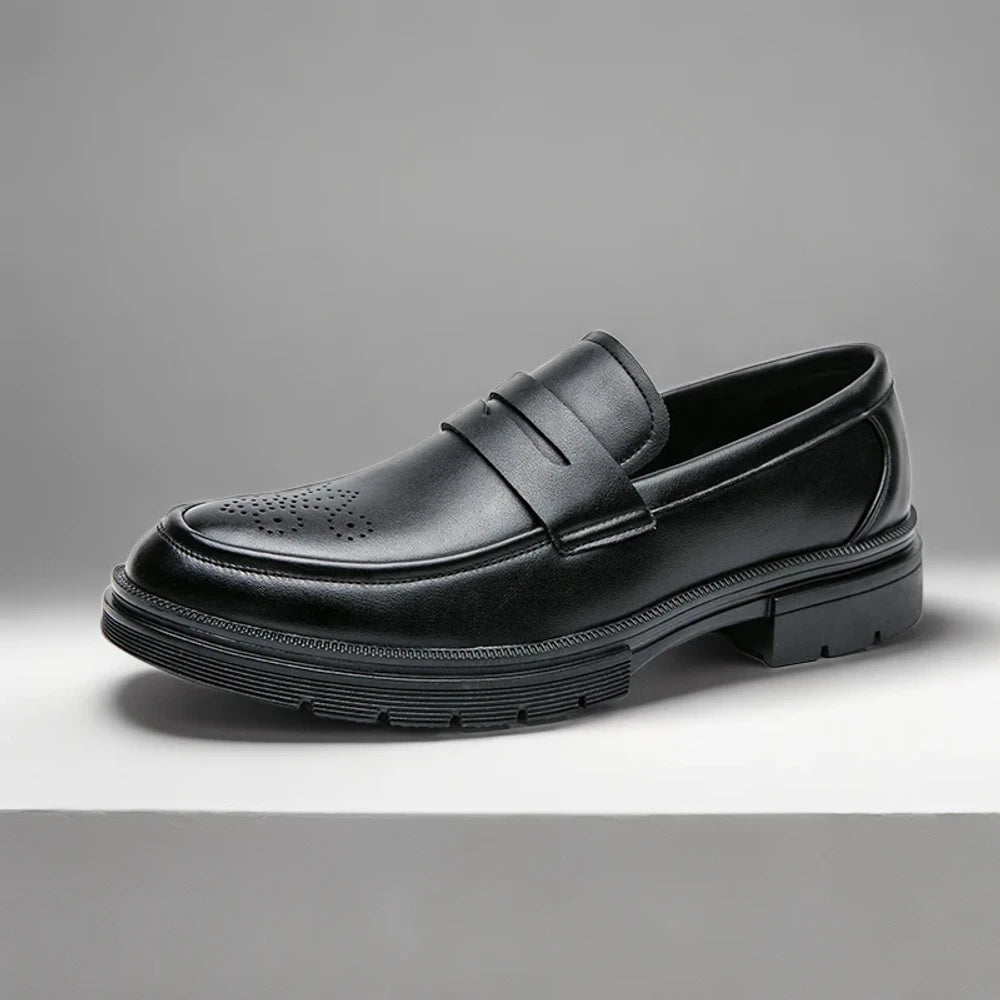 Mocassin homme vernis marron porté en tenue soirée