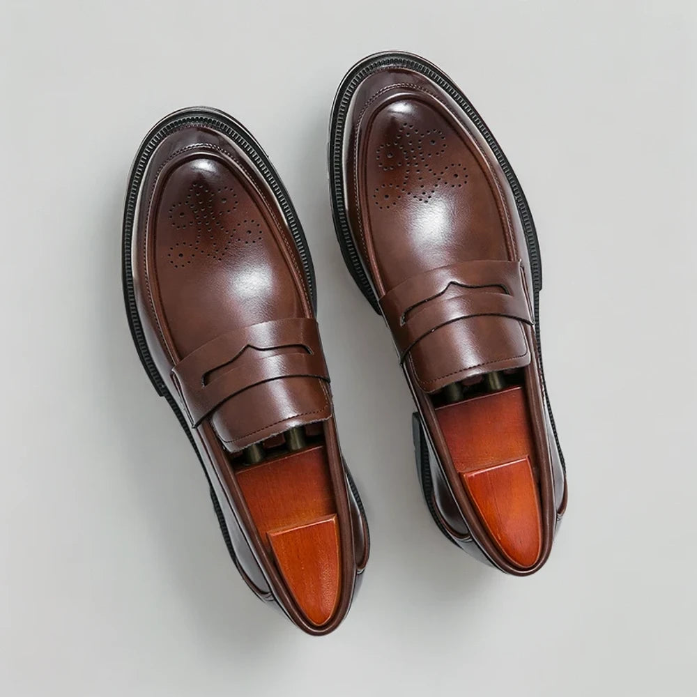 Mocassins vernis homme détail du fini brillant et lustré