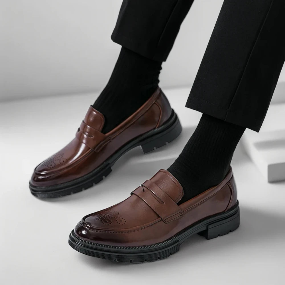 Mocassin verni homme en marron, perspective avant