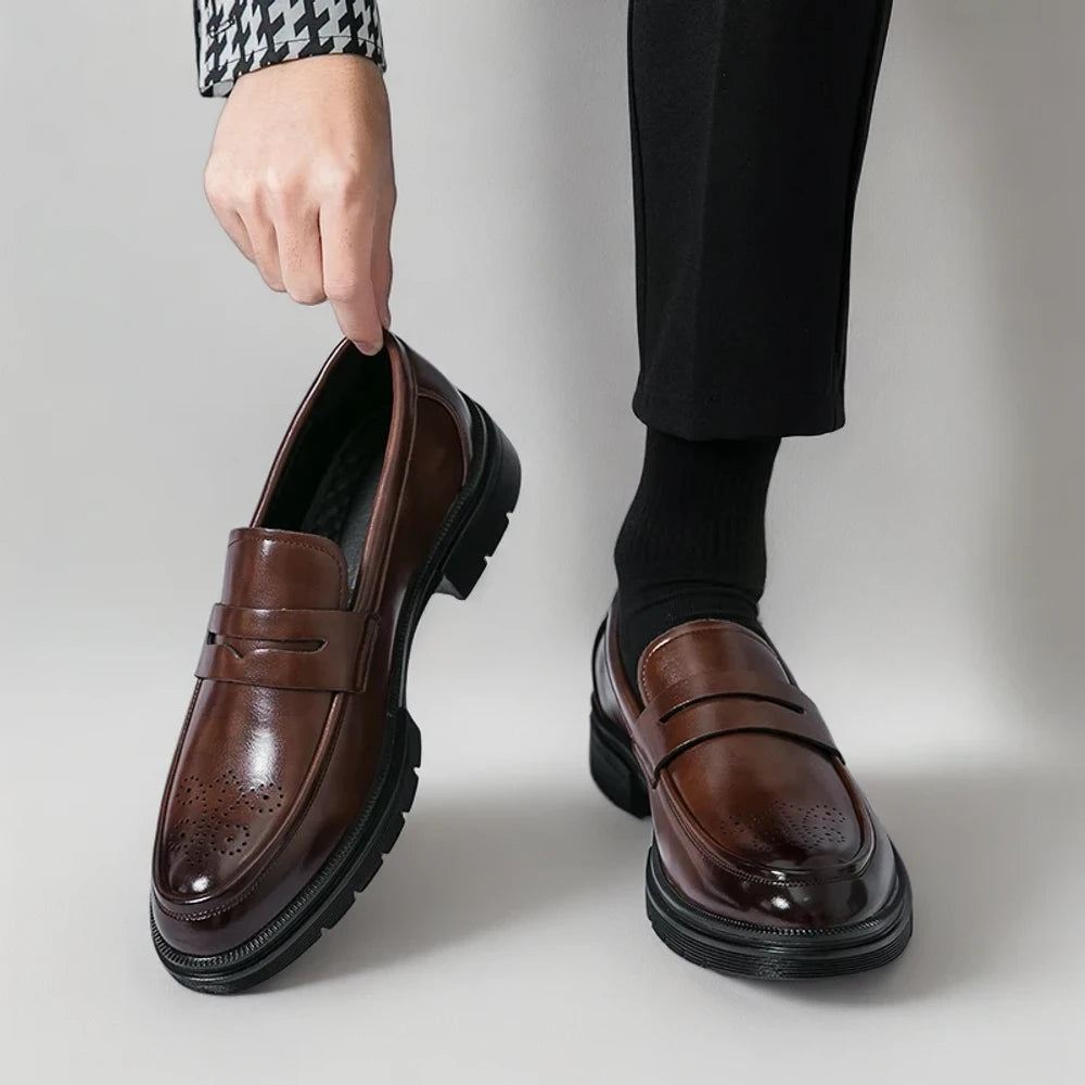 Mocassins homme vernis noirs sur fond blanc