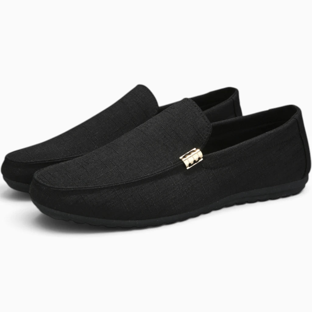 Mocassin indien en toile noir vue de trois-quarts avec design épuré sans lacet