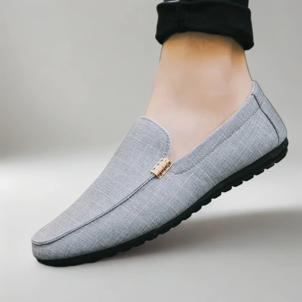 Détail de la semelle du mocassin indien beige, design épuré et durable