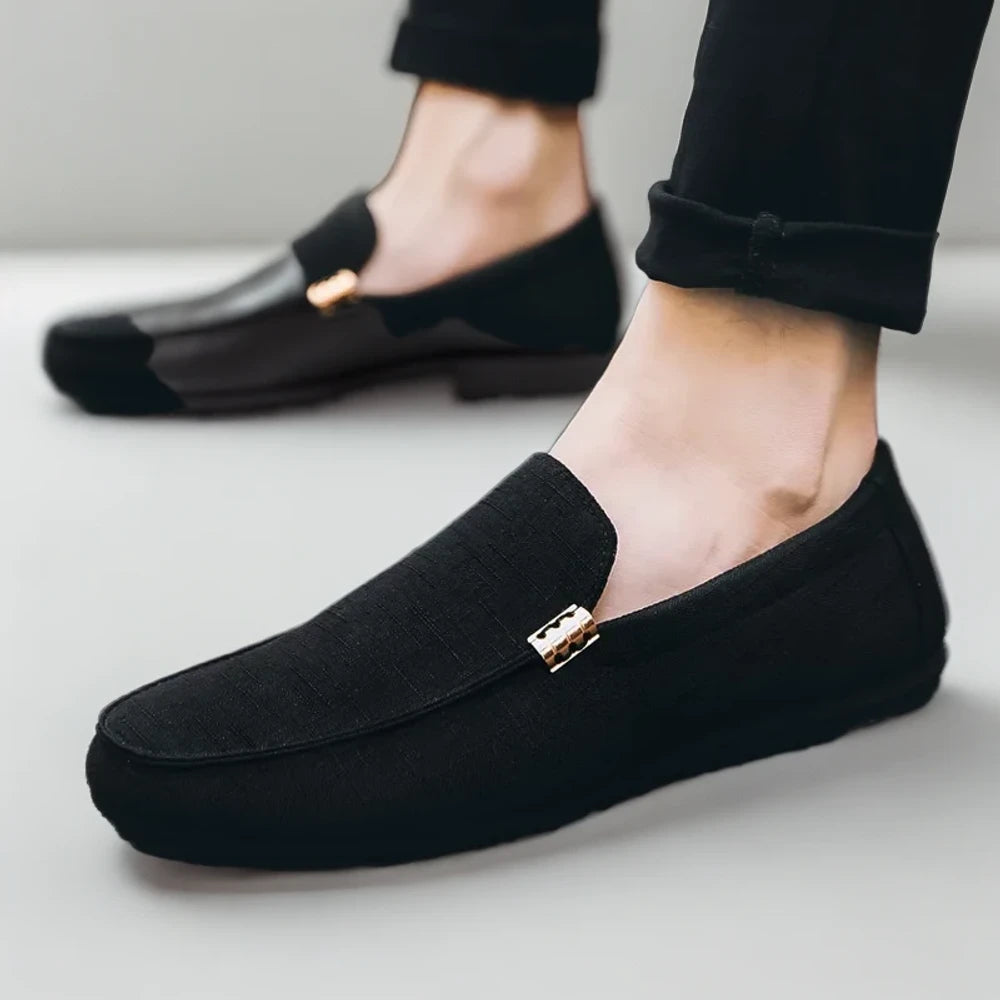 Mocassins indiens disponibles en trois coloris: noir, gris et beige