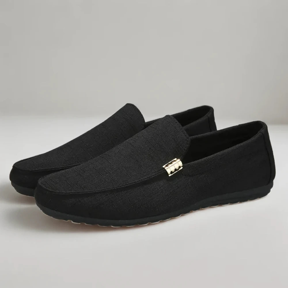 Mocassin indien gris, silhouette retenue inspirée du style anglais traditionnel