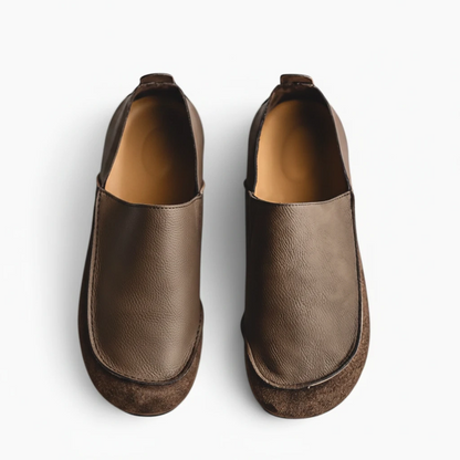 Détail du design mocassin en kaki avec imprimé léopard subtil