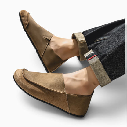 Mocassin chunky léopard porté en tenue décontractée de week-end