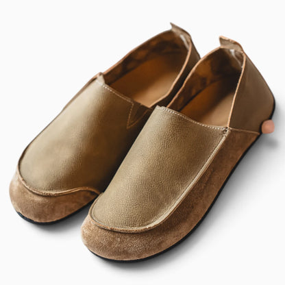 Profil latéral du mocassin léopard soulignant sa structure confortable