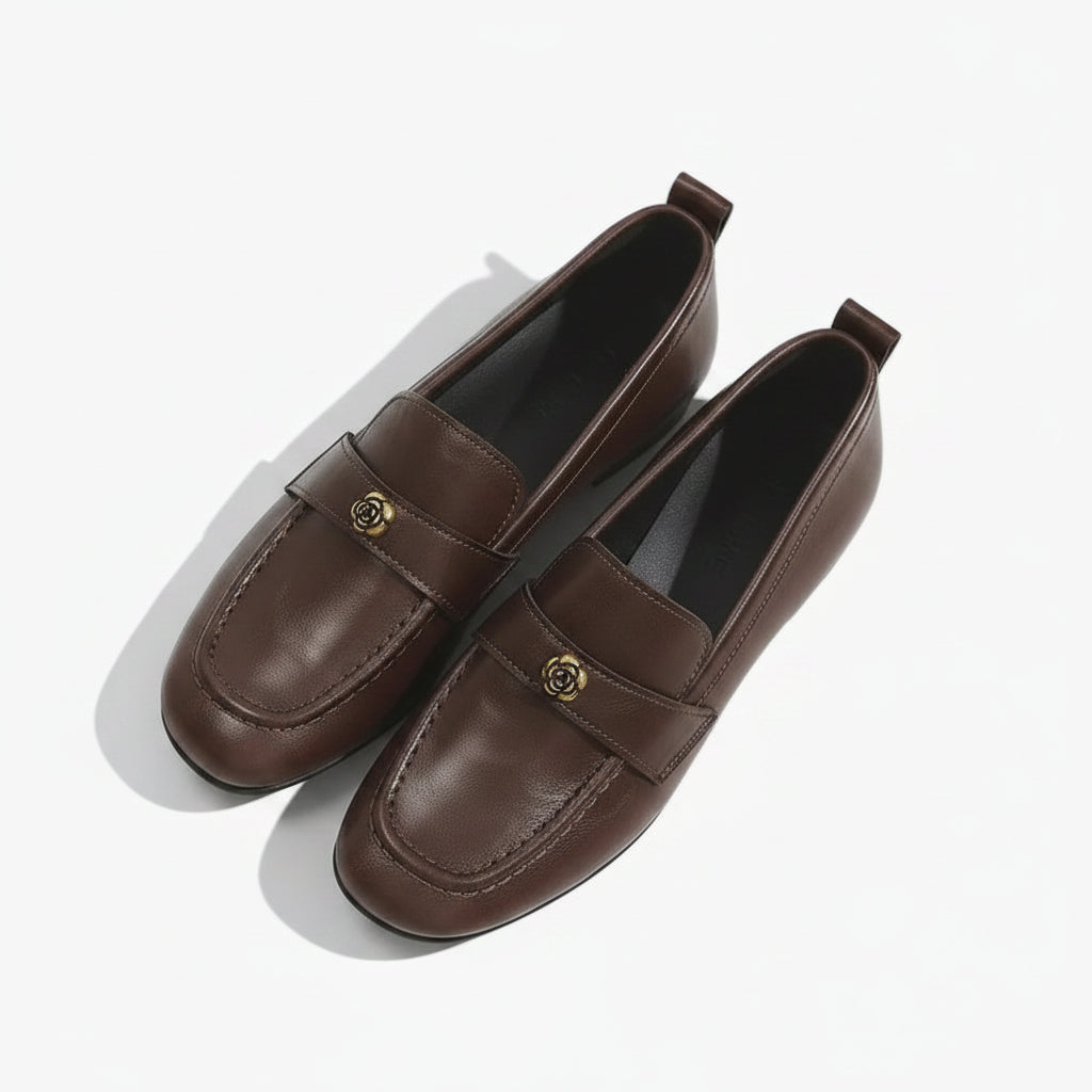 Mocassin italien femme en cuir noir avec accessoire floral doré