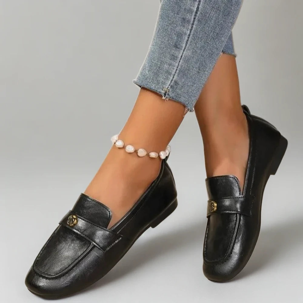 Détail du bout rond et talon bloc du mocassin pour femme