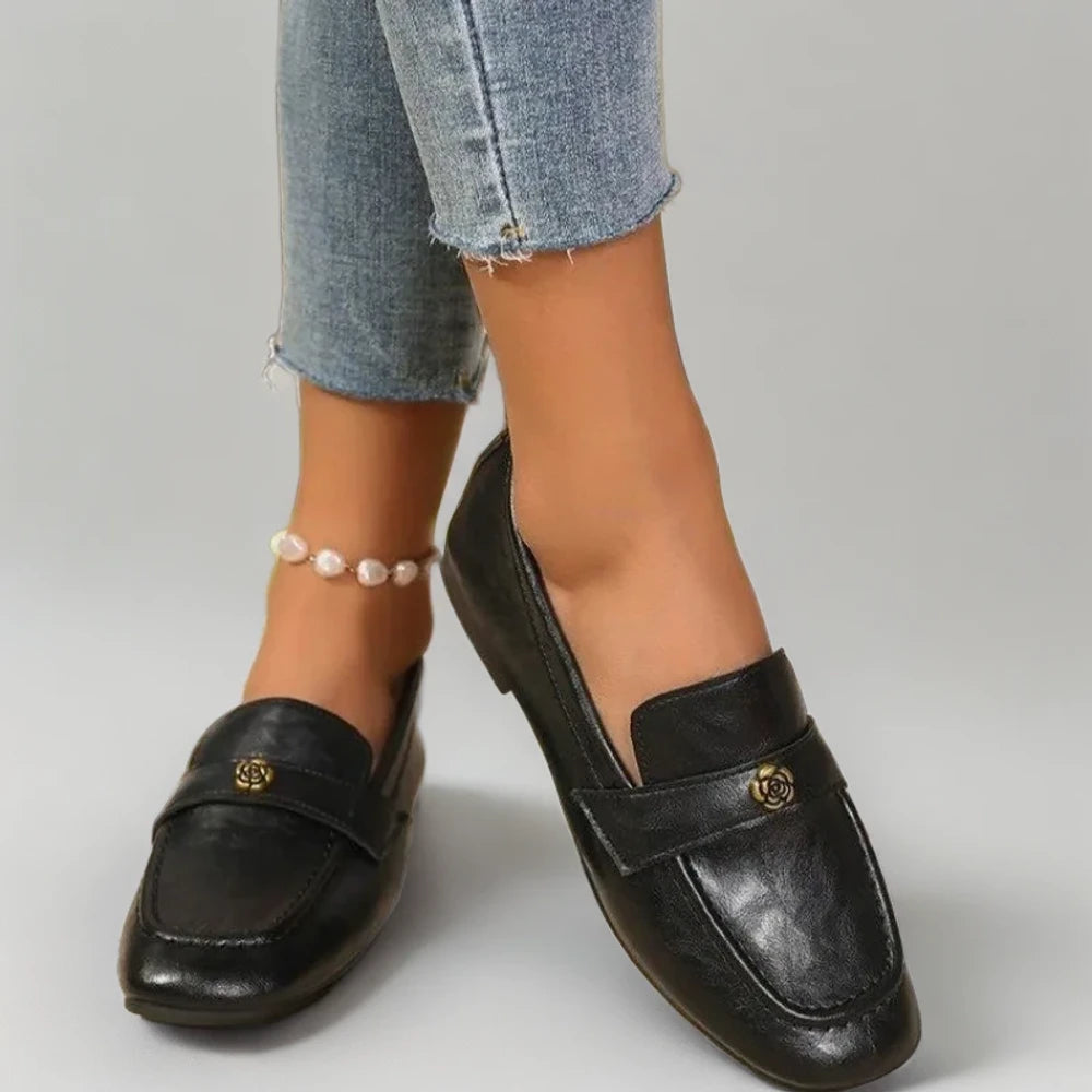 Mocassin italien pour femme porté avec un pantalon tailleur