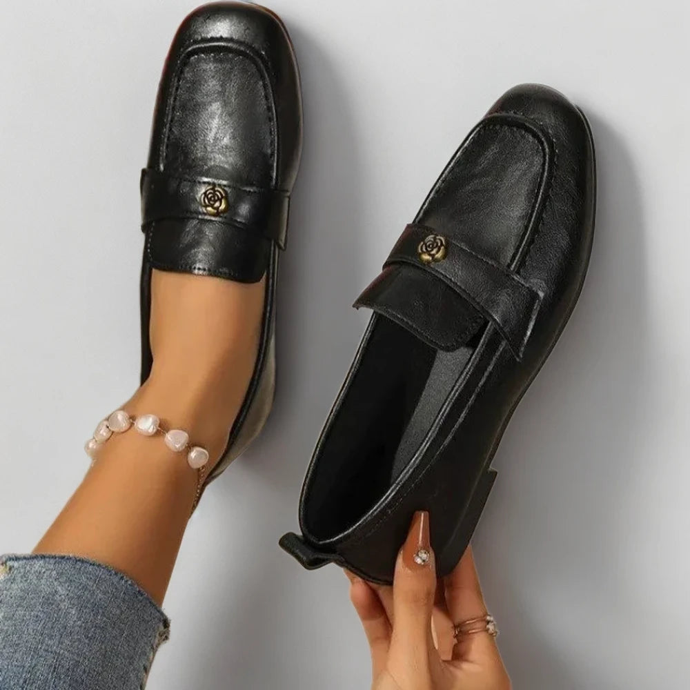 Ornement floral doré sur mocassin femme italien cuir noir
