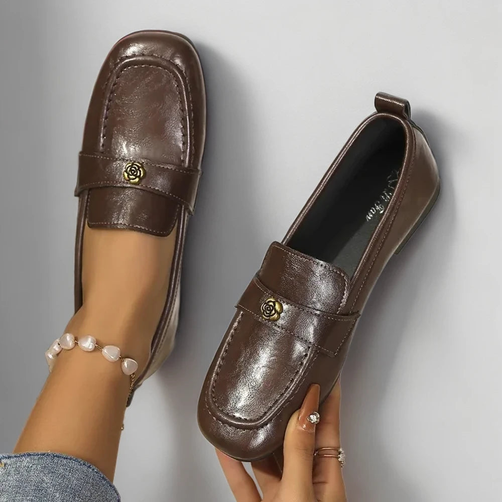 Profil latéral mocassin femme montrant la stabilité du talon