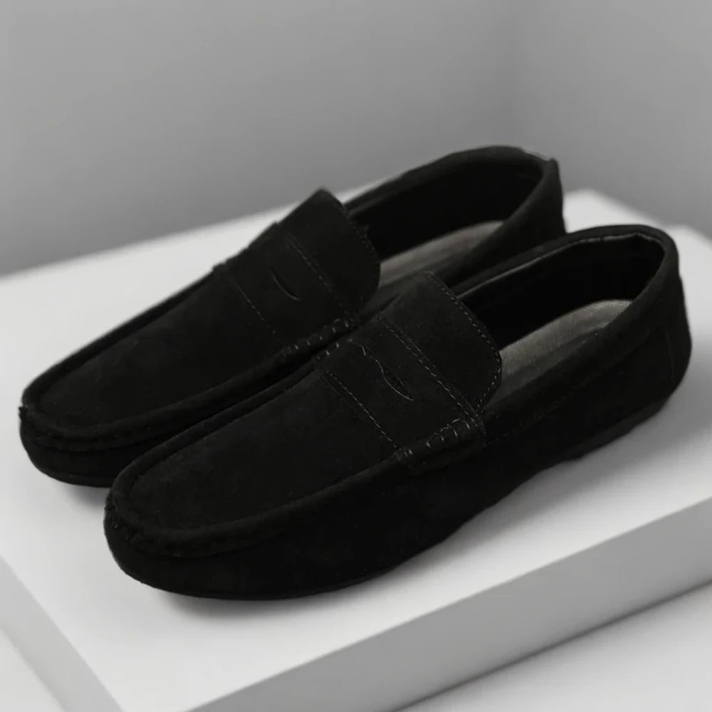 Mocassins italiens homme en cuir gris clair, silhouette épurée et intemporelle