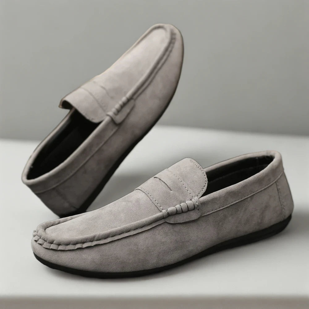 Mocassins homme italien noir porté en tenue casual décontractée