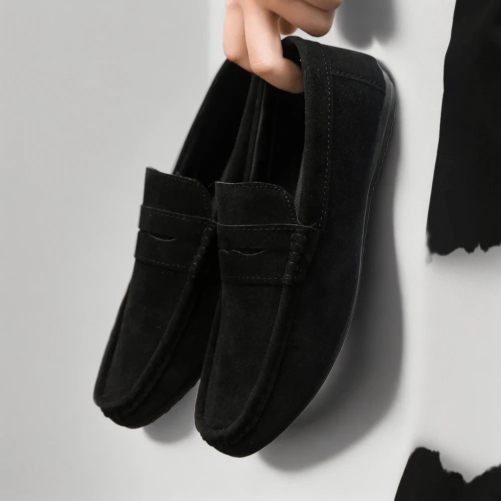 Vue de profil du mocassin homme italien, lignes sobres et épurées