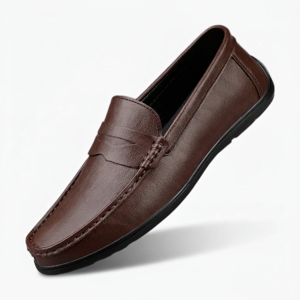 Mocassin italien homme en cuir noir, vue de profil avec détails de couture raffinée