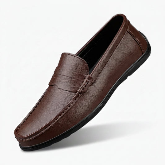 Mocassin italien homme en cuir noir, vue de profil avec détails de couture raffinée