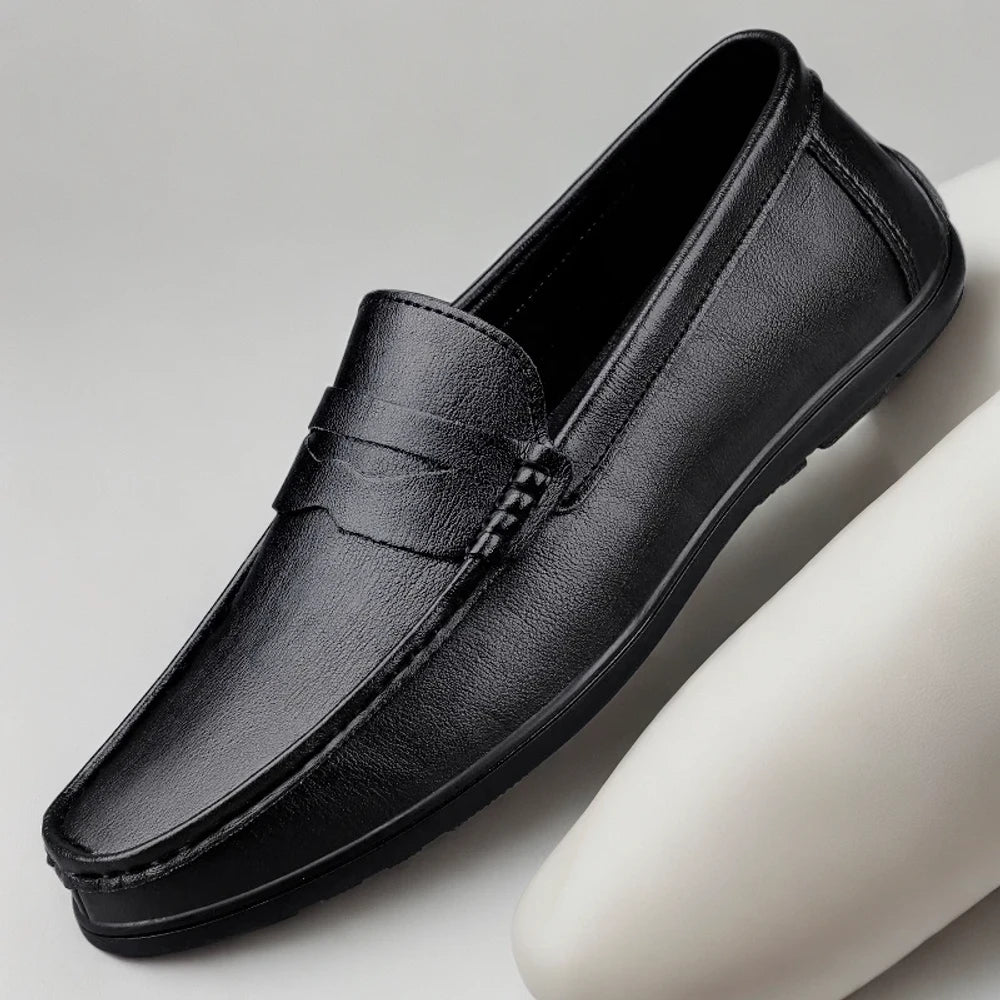 Chaussure mocassin homme style bateau, cuir souple noir présenté de face
