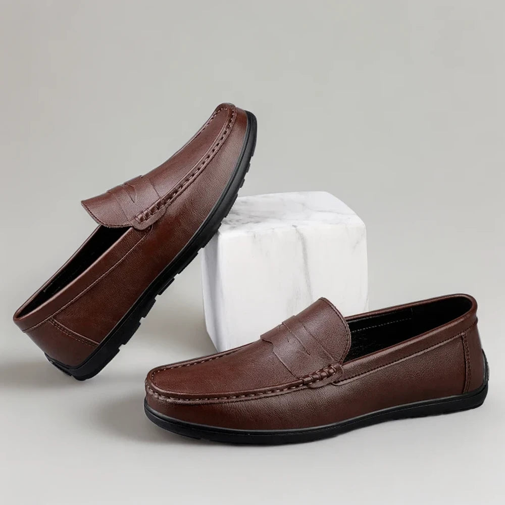 Mocassin italien homme porté au bureau, cuir noir brillant parfait tenue formelle