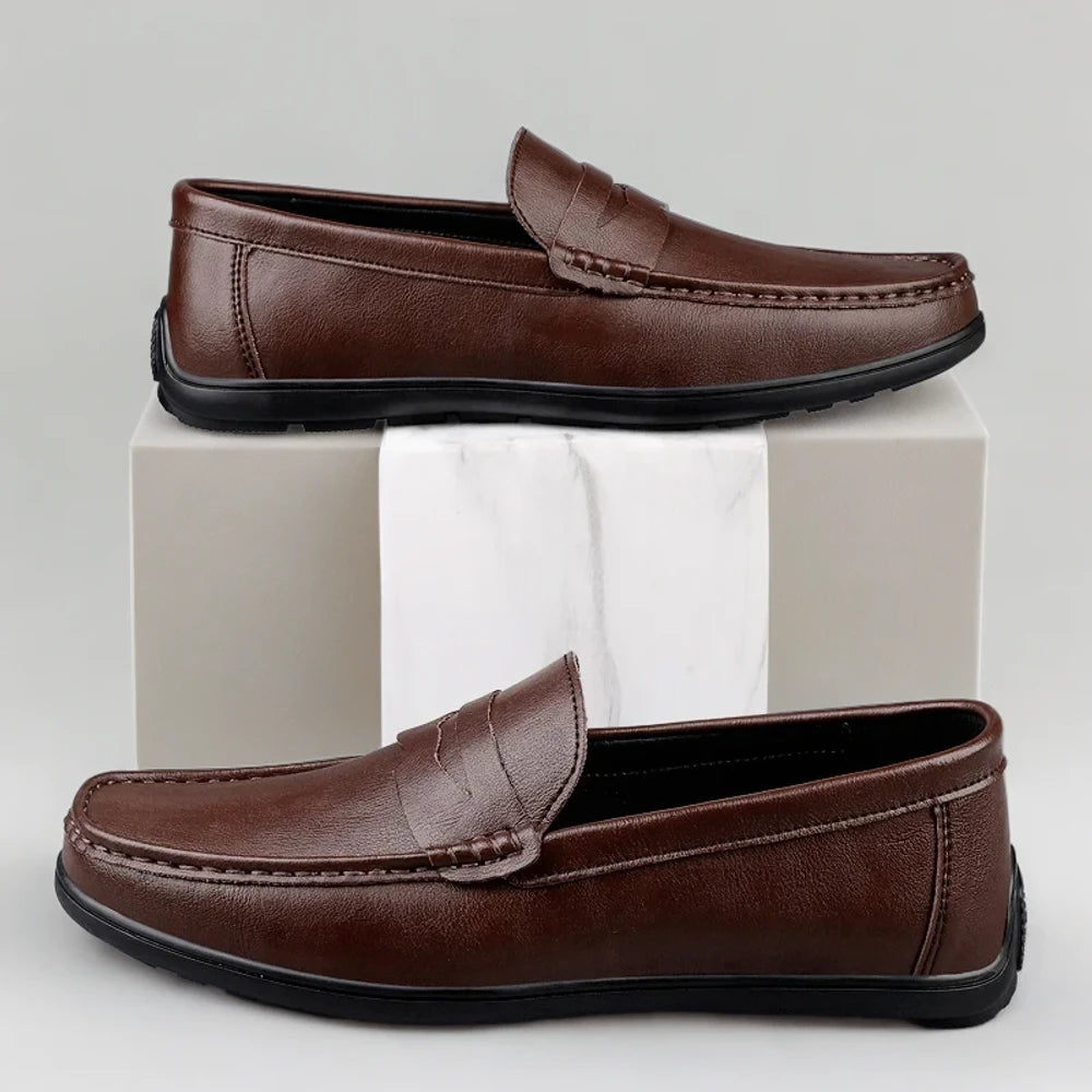 Détail du mocassin homme en cuir noir, souplesse et qualité artisanale visible