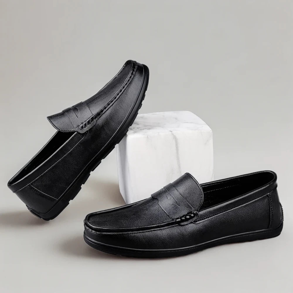 Mocassin homme noir élégant, design bateau classique adapté sorties du soir