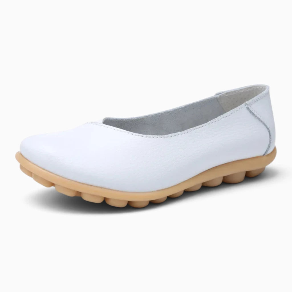 Mocassin luxe femme en croûte de cuir noire avec silhouette épurée et intemporelle