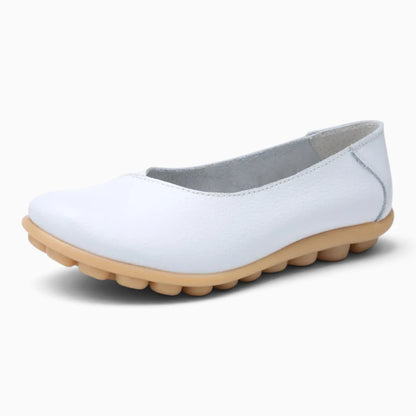 Mocassin luxe femme en croûte de cuir noire avec silhouette épurée et intemporelle