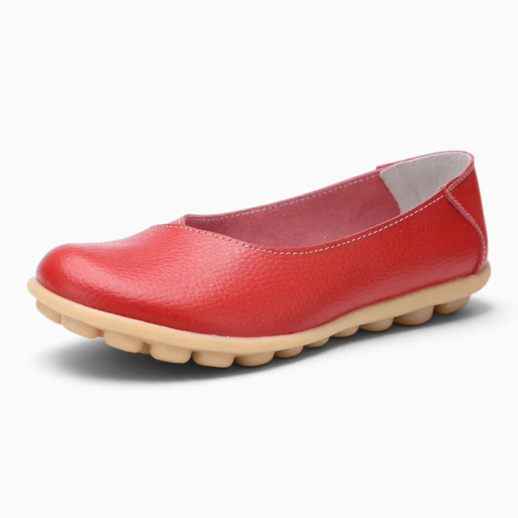 Mocassin femme luxe vue de profil montrant la croûte de cuir souple et la finition raffinée