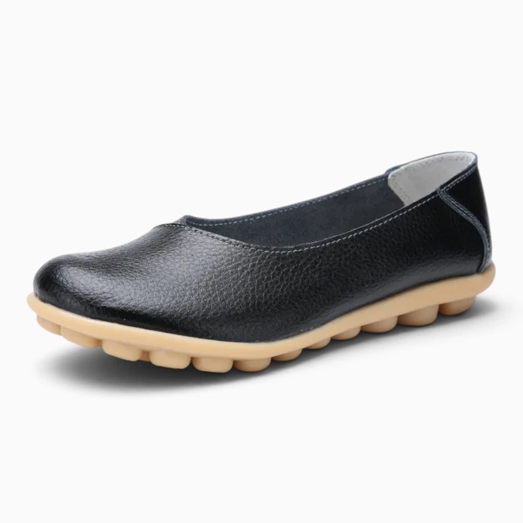 Détail de la croûte de cuir de qualité du mocassin femme avec patine naturelle et caractère
