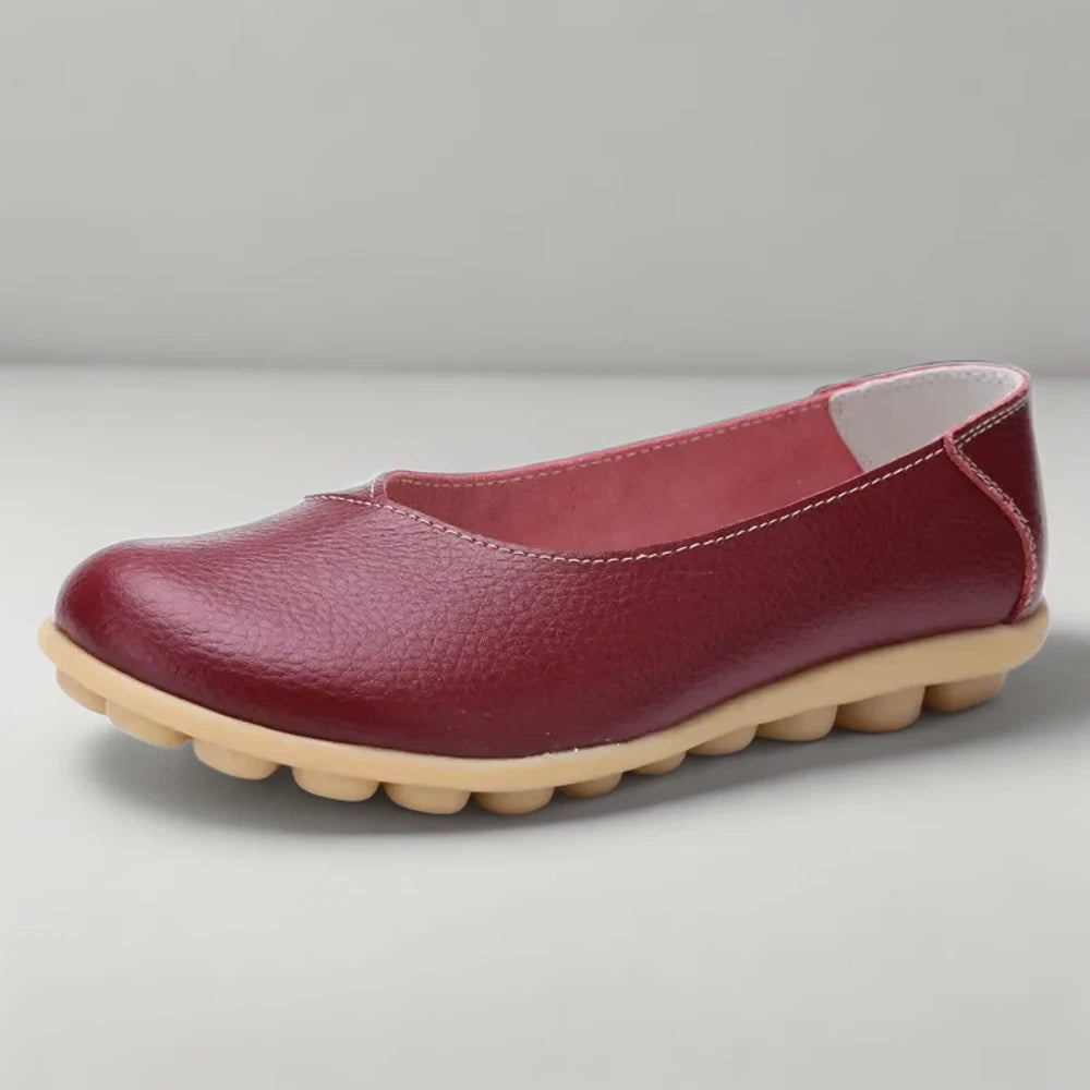 Mocassin italien femme luxe porté en tenue urbaine quotidienne